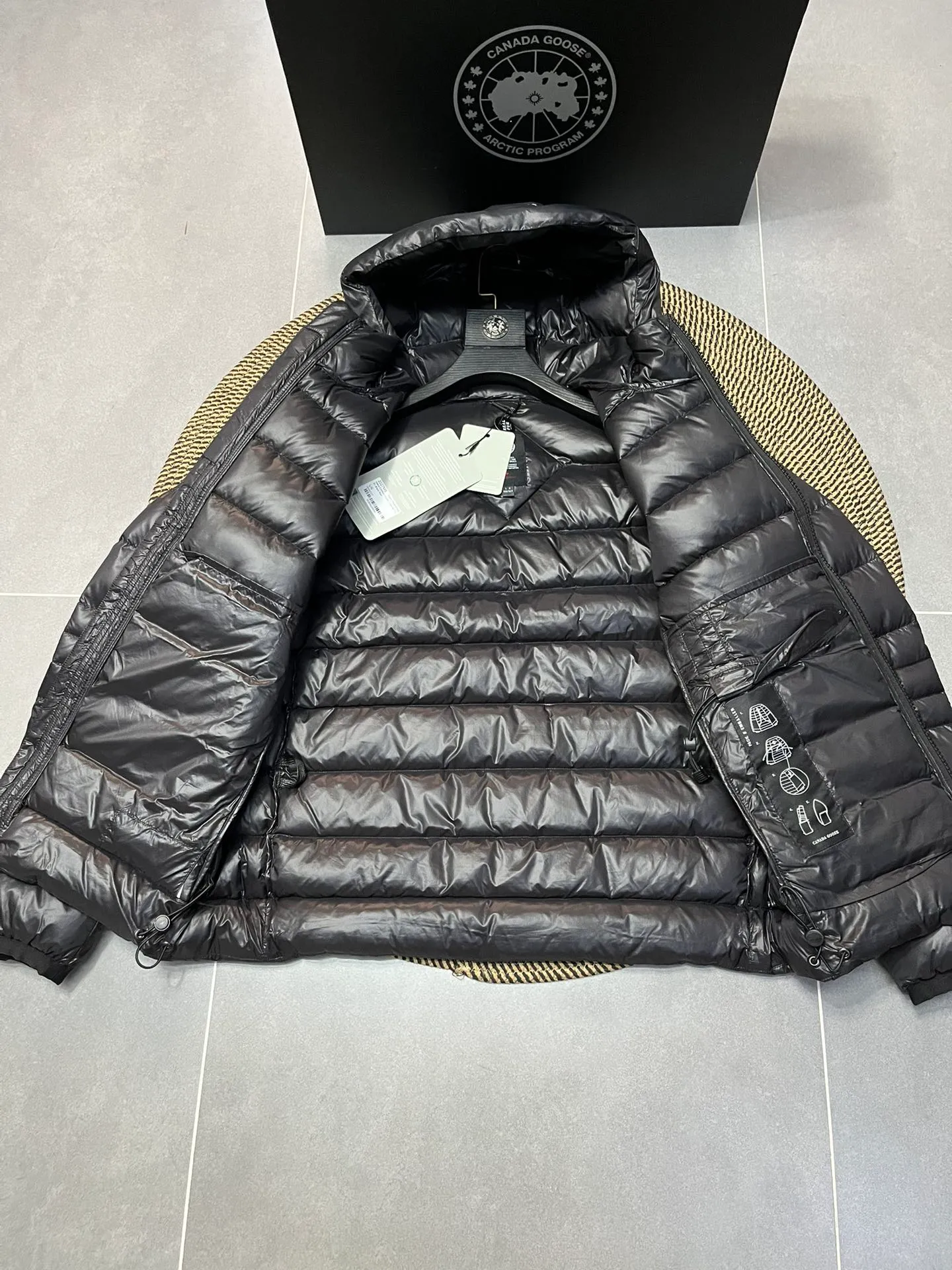 P940 Top 🔥purchase version 𝘾𝘼𝙉𝘼𝘿𝘼 𝙂𝙊𝙊𝙎𝙀/Canada Goose 2227 thin and light style. It’s super lightweight and doesn’t feel any weight on your upper body at all! Show more temperament‼  Canada Goose, a Canadian brand, has always been recognized as the warmest down jacket. Various Instagram celebrities, Internet celebrities, and celebrities often wear it for street photos. I make Canada Goose every year, but I still can’t get rid of my love for the goose. No matter how cold the winter is, there is no need to be afraid. Canada Goose is the legendary warmest down jacket and is known as a must-have for Arctic outdoor sports! The most popular down jacket in the world, celebrities are rushing to buy it, it is a must-have! Size: S-2XL Color: silver gray (red label) silver gray (black label), black (red label), black (black label), dark blue